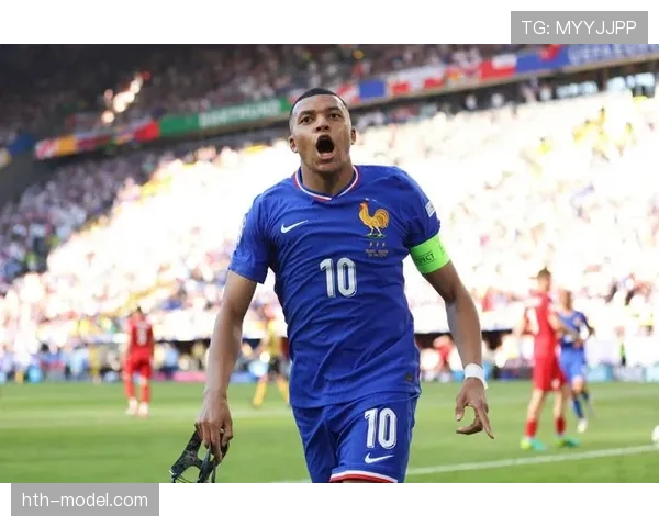 姆巴佩天价转会持续引发足球市场关注，豪门争夺战进入新的阶段